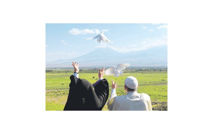 ámbito.com | SÍMBOLO DE PAZ. Al concluir su visita a Armenia, el Papa soltó palomas desde el monte Ararat en dirección de Turquía, enfurecida por el término “genocidio” usado por el Pontífice al referirse a las masacres de armenios del Imperio Otomano entre 1915 y 191