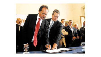 Daniel Scioli, junto al intendente de Bahía Blanca, Cristian Breinstestein, ayer durante la firma de la adhesión al Fondo Federal Sojero.