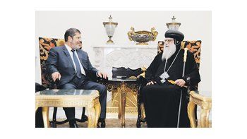 El islamista Mohamed Mursi se reunió ayer con el representante interino de la Iglesia Copta, Pakhomius.