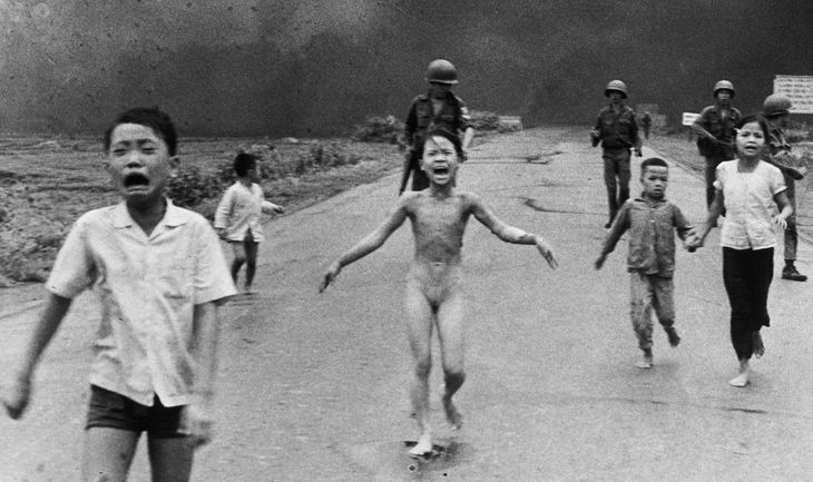 En junio de 1972, esta foto de una niña con el cuerpo quemado por las bombas de Napalm fue uno de los factores que llevó a los EEUU a firmar los acuerdos de París en marzo de 1973 y retirarse de Vietnam con “la cola entre las piernas”. En junio de 1972, esta foto de una niña con el cuerpo quemado por las bombas de Napalm fue uno de los factores que llevó a los EEUU a firmar los acuerdos de París en marzo de 1973 y retirarse de Vietnam con “la cola entre las piernas”.