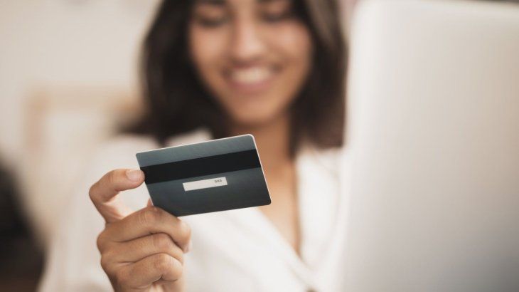 Los organismos oficiales recomiendan cuidar las tarjetas de crédito para evitar estafas.