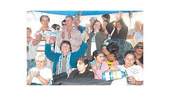 ámbito.com | Los ambientalistas que mantuvieron la vigilia en la zona de Arroyo Verde celebraron conaplausos la resolución de La Haya.