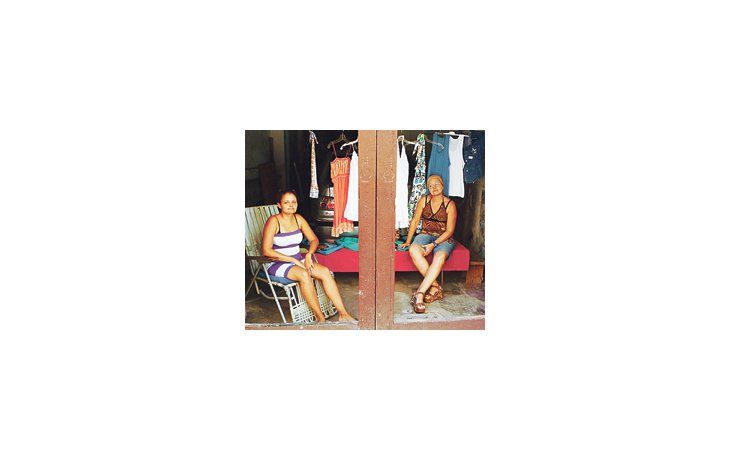Ivonne Molina aguarda por clientes en su casa de La Habana. Negocios como el suyo fueron habilitados por el régimen. Los pobladores recibieron las medidas anunciadas con esperanza y, a la vez, temor.