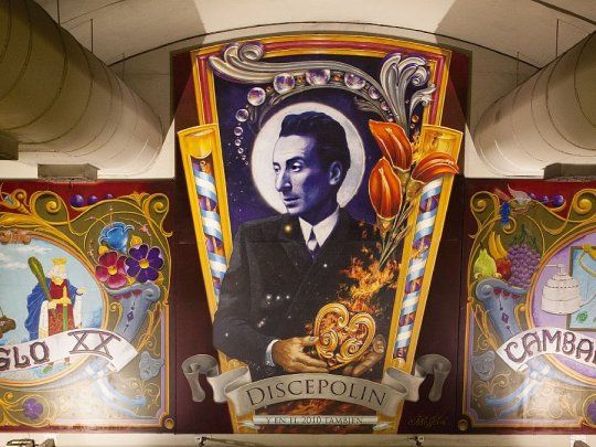 El mural en homenaje a Enrique Santos Discépolo ubicado en la estación Corrientes de la Línea H. La obra pertenece a los artistas Jorge Muscia y Alfredo Martínez.&nbsp;