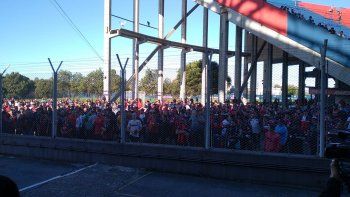 clima caliente en san lorenzo: los hinchas insultaron a marcelo tinelli y a los jugadores