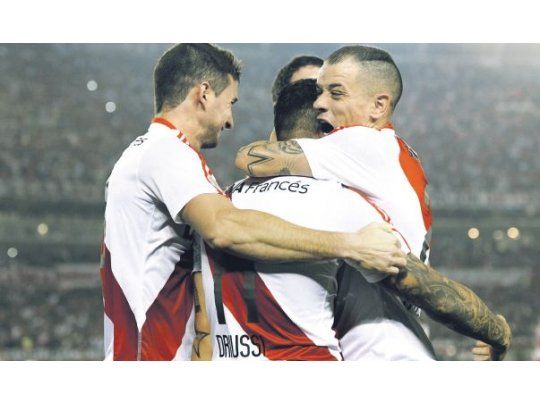 EMOCIÓN. D’Alessandro abraza efusivamente a Driussi, quien abrió el marcador. Alario lo hace desde atrás.