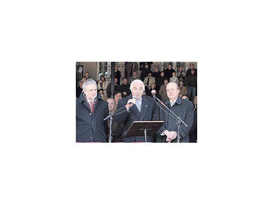 Frente a la ausencia de funcionarios, los presidentes de CRA, Mario Llambías, y de Coninagro,Fernando Gioino, acompañaron a Luciano Miguens en la inauguración oficial de Palermo 07.