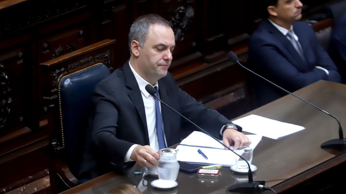 Nueva avanzada en el Congreso contra Manuel Adorni: pedidos de interpelación y proyectos para reformar regímenes fiscales