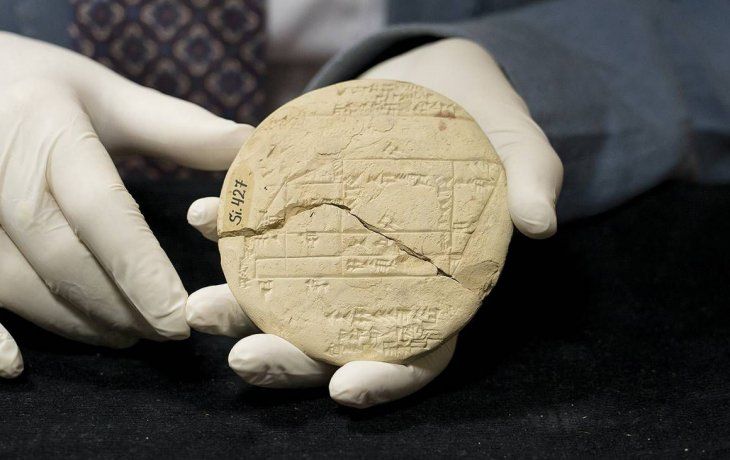 Arqueología: el hallazgo de una antigua tabla de arcilla revoluciona la matemática.