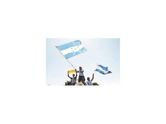 Simpatizantes de Manuel Zelaya se manifestaron ayer frente al hotel de Tegucigalpa donde se negociaba el futuro político del país. La situación terminaría de normalizarse en las elecciones del 29 de noviembre.