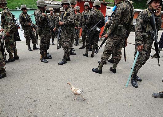 Policías aguardan en Las Manos el desenlace de ayer.