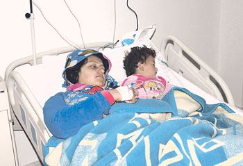 Una mujer y su hija son atendidas en un hospital de Alepo tras un ataque con armas químicas.  De acuerdo con los testigos, las víctimas presentaban síntomas nunca registrados durante los bombardeos, como vómitos, náuseas, asfixia y ataques de pánico.