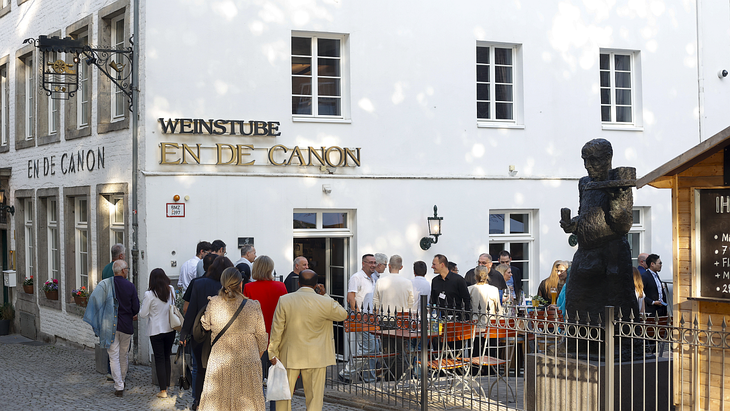 En De Canon, ubicado en una pequeña calle lateral del paseo del Rin, está decorado con muchos cañones de guerra antiguos. En De Canon, ubicado en una pequeña calle lateral del paseo del Rin, está decorado con muchos cañones de guerra antiguos.
