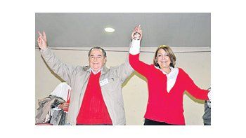 Oscar Jorge y Norma Durango, la fórmula del PJ pampeano, festejan la proclamación el sábado en el congreso partidario.