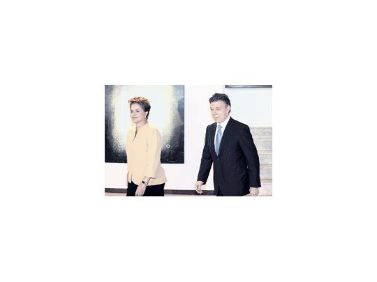 El presidente colombiano, Juan Manuel Santos, eligió Brasil como primer destino desde que asumió en la Casa de Nariño. Se encontró con Dilma Rousseff en Brasilia (foto). Hoy lo hará con el opositor José Serra y la verde Marina Silva.