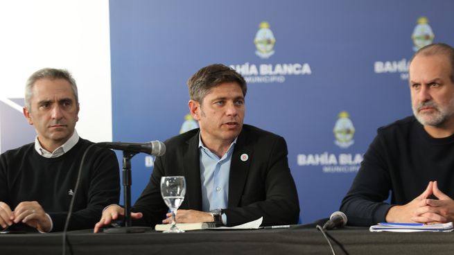 El gobernador Axel Kicillof junto a Andrés Larroque y a Federico Susbielles