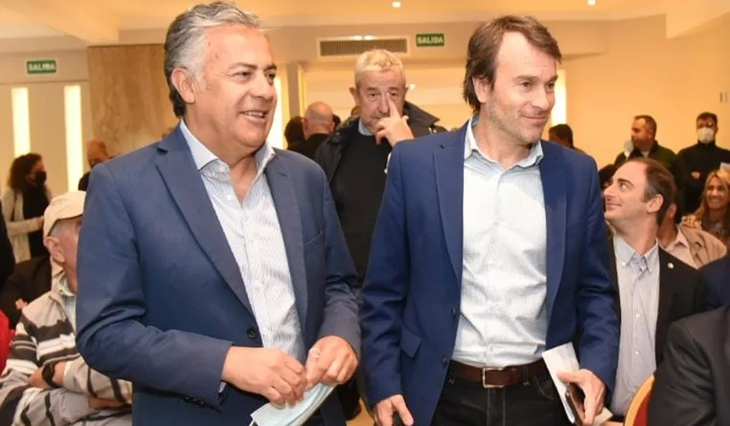 Alfredo Cornejo -gobernador de Mendoza- con Lisandro Nieri. De fondo Julio Cobos, otro referente del radicalismo mendocino. Alfredo Cornejo -gobernador de Mendoza- con Lisandro Nieri. De fondo Julio Cobos, otro referente del radicalismo mendocino.
