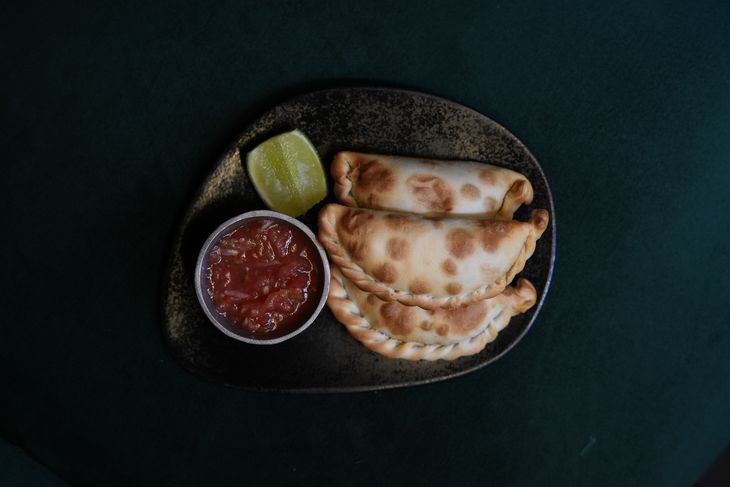 Ubicado en la Costanera, ideal para almuerzos con vista y buena música. Ubicado en la Costanera, ideal para almuerzos con vista y buena música.
