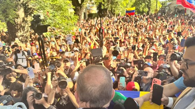 Edmundo González Urrutia agradeció el respaldo de una multitud de venezolanos durante su visita a Uruguay.