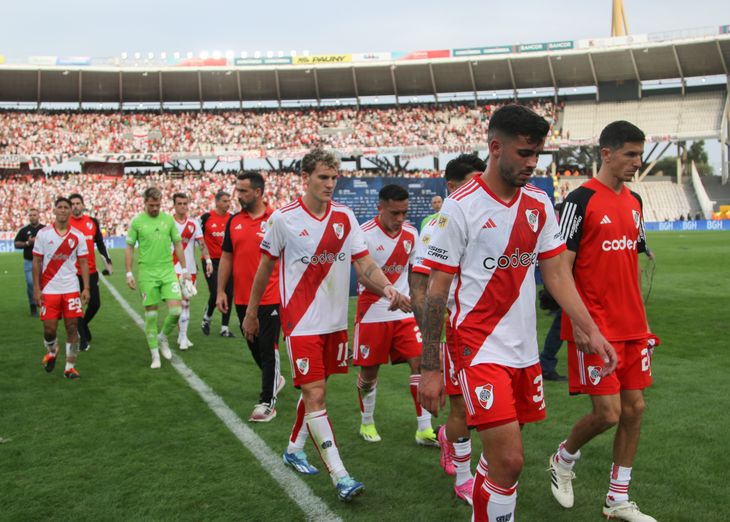 El rostro de los jugadores de River al retirarse del estadio Mario Kempes tras el superclásico lo dice todo: una derrota muy dolorosa en Córdoba, donde un triunfo parcial derivó en una caída justa.