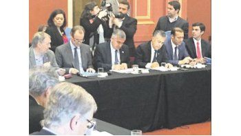 ámbito.com | Acuerdo. Juan Schiaretti, Gustavo Bordet, Gerardo Morales, Alfredo Cornejo y Juan Manuel Urtubey firmaron ayer un acuerdo fiscal light (más parecido a una carta de intención) con el Gobierno de Mauricio Macri.