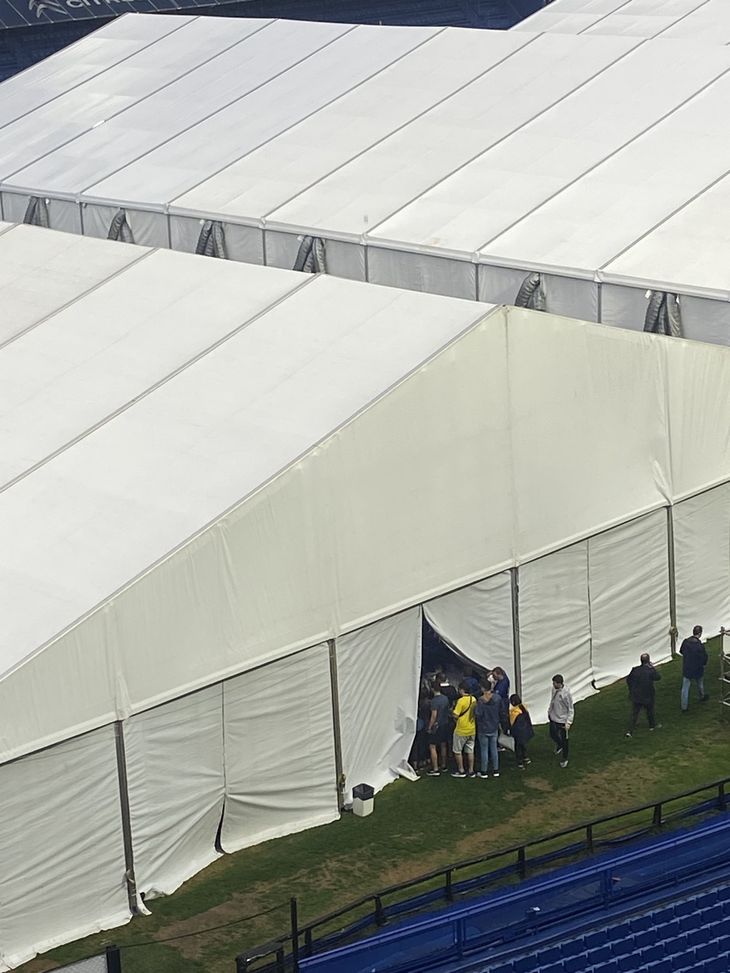 Las carpas soportaron la intensa lluvia y los fuertes vientos Las carpas soportaron la intensa lluvia y los fuertes vientos