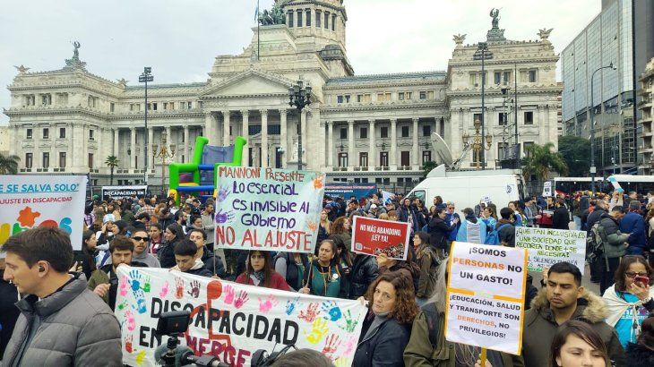 Manifestantes frente al Congreso exigieron la sanción de la Ley de Emergencia en Discapacidad. Manifestantes frente al Congreso exigieron la sanción de la Ley de Emergencia en Discapacidad.