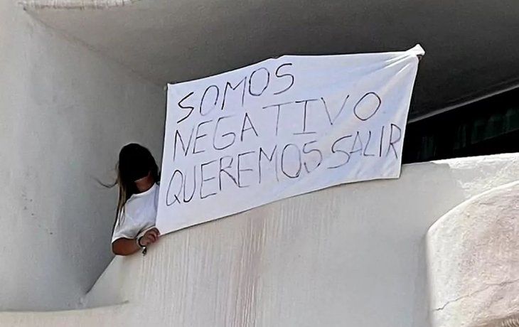 España: megabrote de Covid-19 y polémica en viajes de egresados
