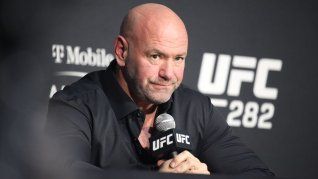 Dana White tuvo una infancia difìcil. Sin embargo, su ambición y su amor por los deportes de combate lo llevaron a convertirse en presidente de UFC y en un empresario millonario.