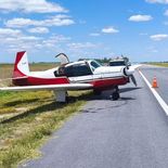 La avioneta quedó parcialmente sobre la calzada de la Ruta 56 tras realizar un aterrizaje de emergencia. La avioneta quedó parcialmente sobre la calzada de la Ruta 56 tras realizar un aterrizaje de emergencia.