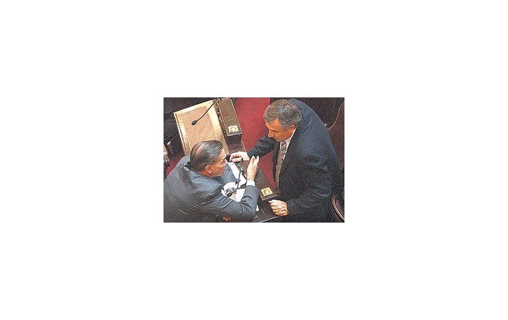 Los senadores Miguel Angel Pichetto (FpV) y Gerardo Morales (UCR) discuten en el recinto luego de queel bloque oficialista anunciara que no votaría la ley de alerta y emergencia nacional por la enfermedad.