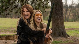 Malin Akerman y Brittany Snow en The hunting wives. Malin Akerman y Brittany Snow en The hunting wives.