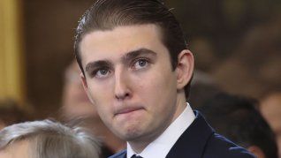 Barron Trump durante un evento familiar en Nueva York, mientras su fortuna en criptomonedas crecía silenciosamente en los mercados digitales. Barron Trump durante un evento familiar en Nueva York, mientras su fortuna en criptomonedas crecía silenciosamente en los mercados digitales.
