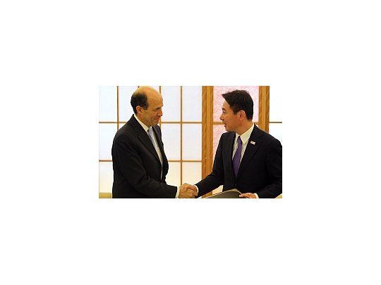 El embajador de EEUU, John Roos y el Ministro de Asuntos Externos de Japón, Seiji Maehara.