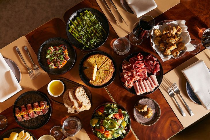 ALMA restaurant proposes celebrating with a family style menu. ALMA restaurant proposes celebrating with a family style menu.