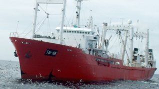 El buque realizaba pesca de merluza negra en zonas prohibidas.