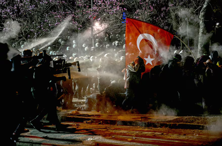 The protests occur within the framework of the arrest of the mayor of Istanbul, who is the main rival of President Rece Tayyip Erdogan. The protests occur within the framework of the arrest of the mayor of Istanbul, who is the main rival of President Rece Tayyip Erdogan.