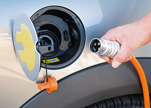 Por las calles de Munich sorprendió el andar silencioso del Mini E. La carga del motor se puede realizar en estaciones especiales o en un simple tomacorriente. Por las calles de Munich sorprendió el andar silencioso del Mini E. La carga del motor se puede realizar en estaciones especiales o en un simple tomacorriente.