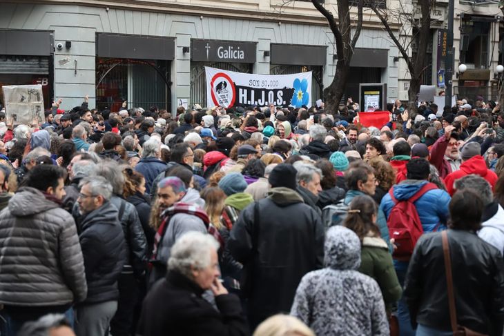 Miles de personas se manifestaron contra la convocatoria de Victoria Villarruel.&nbsp;