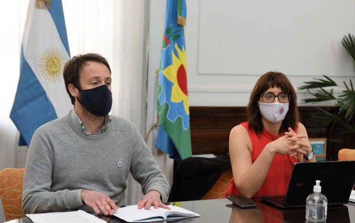 El ministro de Hacienda y Finanzas bonaerense, Pablo L&oacute;pez, y su par de Trabajo, Mara Ruiz Malec, durante la cita paritaria -virtual- con los gremios estatales.