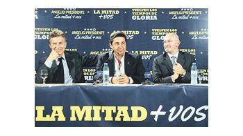 El nuevo presidente de Boca, Daniel Angelici, en la conferencia de prensa con Mauricio Macri y el nuevo vicepresidente, Oscar Moscariello. Angelici confirmó la continuidad de Falcioni.
