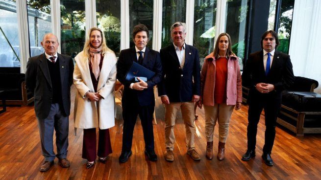 El presidente Javier Milei se reunió con los miembros de la Mesa de Enlace. 