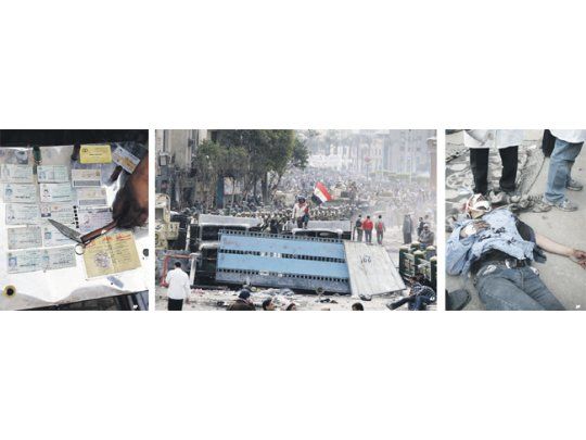 Los opositores a Hosni Mubarak exhibieron las identificaciones de policías mezclados entre la turba que los atacó ayer nuevamente (izquierda). Barricadas, enfrentamientos, disparos, muertos y heridos fueron otra vez las imágenes dominantes (centro y derecha).