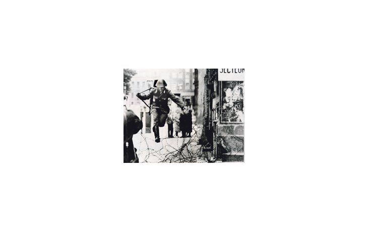 ámbito.com | Una de las fotos más emblemáticas de lo que significó para el mundo el «Muro de la infamia»: el 15 de agosto de 1961, un guardia de la Alemania comunista salta hacia la libertad.