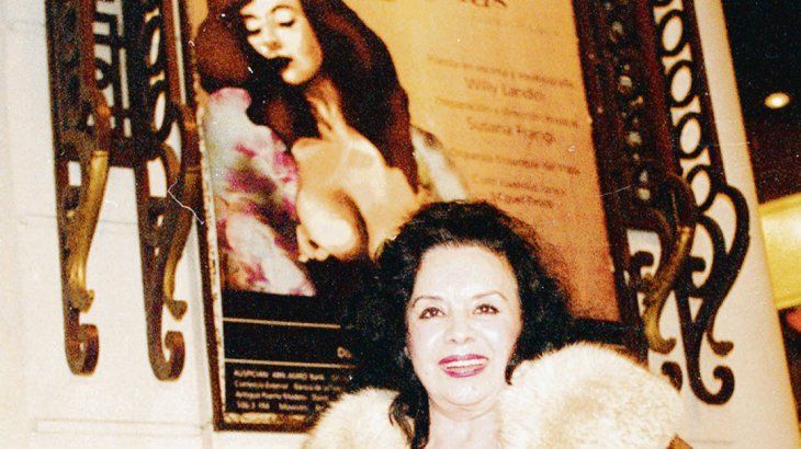 Isabel Sarli. Esplendorosa en sus años de madurez, junto a un afiche que resaltaba, como tantos otros, sus más ensalzados atributos.