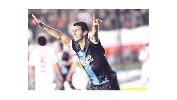 El juvenil Valentín Viola grita, eufórico, su gol bautismal en Primera que le convirtió el sábado a Arsenal, en Sarandí.