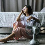 Con las altas temperaturas, los ventiladores son una gran opción para el público. Con las altas temperaturas, los ventiladores son una gran opción para el público.