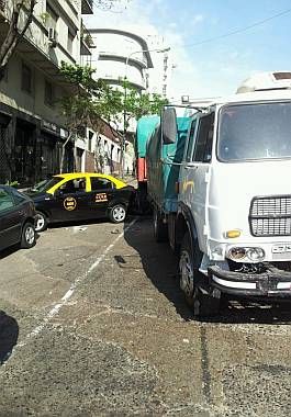 Un camión desató un choque en cadena con 8 autos en San Telmo (foto 4)