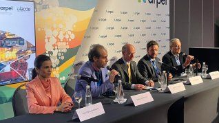 (De izquiera a derecha) Luz Stella Murgas (Naturgas); Pablo Ferragut (Arpel); Andrea Stegher (IGU); Guido Maiulini, (Olacde) y Ernesto López Anadón (IAPG). (De izquiera a derecha) Luz Stella Murgas (Naturgas); Pablo Ferragut (Arpel); Andrea Stegher (IGU); Guido Maiulini, (Olacde) y Ernesto López Anadón (IAPG).