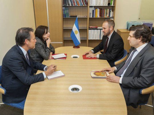 DEUDA. El ministro de Econom&iacute;a, Mart&iacute;n Guzm&aacute;n, se reuni&oacute; esta semana con la directora adjunta del Departamento del Hemisferio Occidental, Julie Kosack, y el jefe de la misi&oacute;n Argentina del Fondo Monetario Internacional (FMI), Luis Cubeddu, en el marco de una nueva ronda de negociaciones a fin &ldquo;profundizar el entendimiento mutuo&rdquo; para avanzar en el proceso de reestructuraci&oacute;n de la deuda.